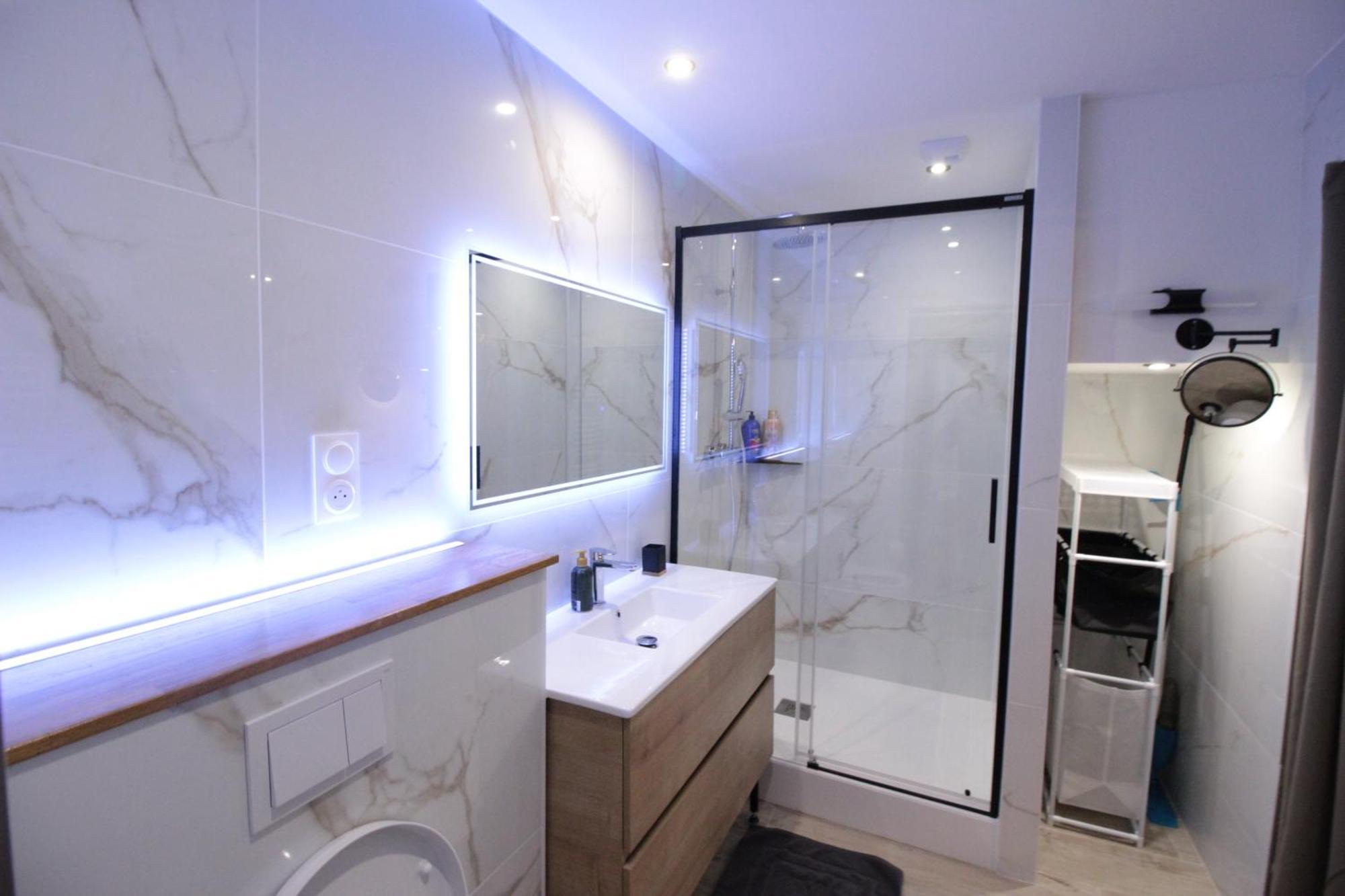 Luxury Studio, Rez De Chaussee, Parking Prive Video Surveillance, Canape Haute Qualite Convertible Couchage 2 Personnes, Centre Ville Proche, Restaurant, Boulangerie 2 Minutes A Pied, Terrasse - 800Metre Carre De Terrain - Gere Par Presta-Zen'Service Verdún Exterior foto