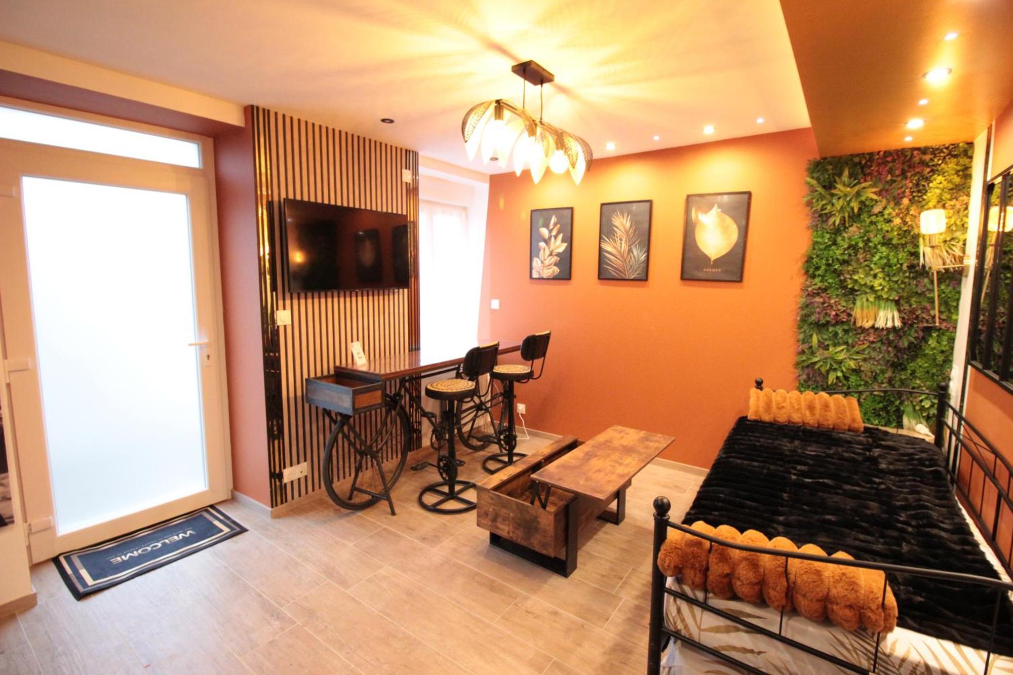 Luxury Studio, Rez De Chaussee, Parking Prive Video Surveillance, Canape Haute Qualite Convertible Couchage 2 Personnes, Centre Ville Proche, Restaurant, Boulangerie 2 Minutes A Pied, Terrasse - 800Metre Carre De Terrain - Gere Par Presta-Zen'Service Verdún Exterior foto