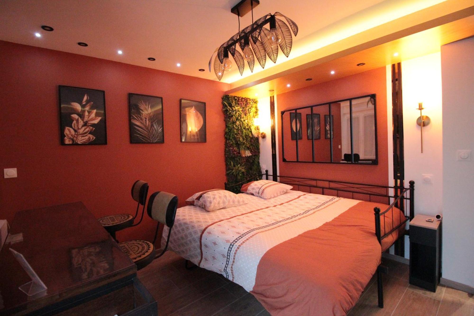 Luxury Studio, Rez De Chaussee, Parking Prive Video Surveillance, Canape Haute Qualite Convertible Couchage 2 Personnes, Centre Ville Proche, Restaurant, Boulangerie 2 Minutes A Pied, Terrasse - 800Metre Carre De Terrain - Gere Par Presta-Zen'Service Verdún Exterior foto